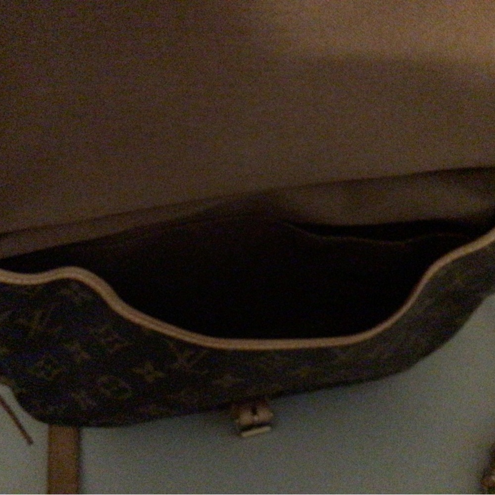 Louis Vuitton Saumur 35 Messenger Bag - Picture 9 of 16